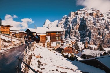 Cennet gibi İsviçre köyü Murren kışın dağlarda