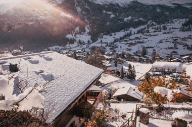 Kış mevsiminde şaşırtıcı turistik alp köyü Grindelwald İsviçre Avrupa