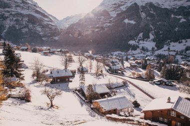 Kış mevsiminde şaşırtıcı turistik alp köyü Grindelwald İsviçre Avrupa