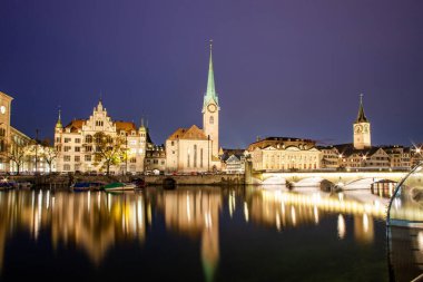Zürih şehir merkezinin panoraması Frau Munster ve Grossmunster ile