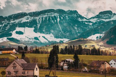 Küçük dağ köyü ve karlı İsviçre Alpleri