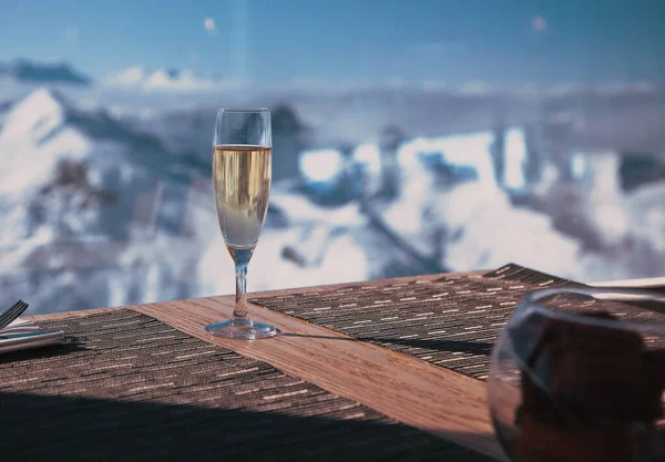 Champagner Und Verschneite Berge Winterurlaub — Stockfoto