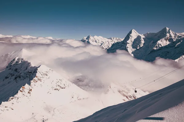 Schilthorn 'dan İsviçre Alpleri' nin Jungfrau bölgesinde kar yağışlı zirveler