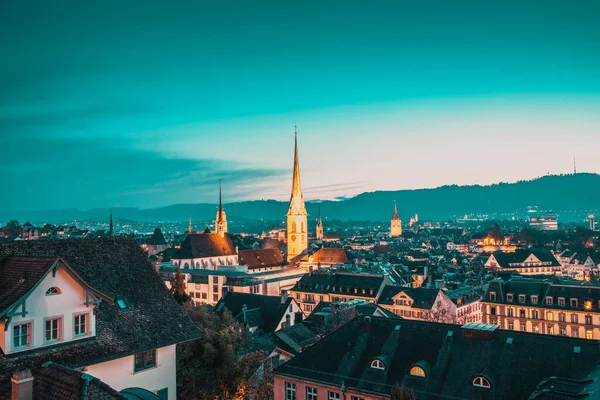 チューリッヒのスカイラインと教会の尖塔が夜にスイスで — ストック写真