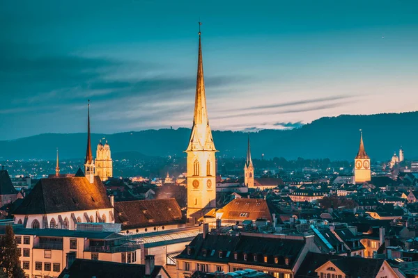 チューリッヒのスカイラインと教会の尖塔が夜にスイスで — ストック写真