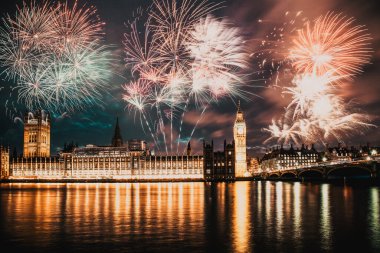 Patlayıcı havai fişek gökyüzüne Big Ben etrafında doldurur. New Year's Eve kutlama arka plan