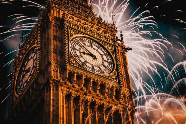 Patlayıcı havai fişek gökyüzüne Big Ben etrafında doldurur. New Year's Eve kutlama arka plan