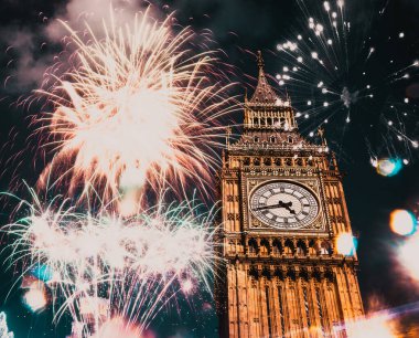 Patlayıcı havai fişek gökyüzüne Big Ben etrafında doldurur. New Year's Eve kutlama arka plan
