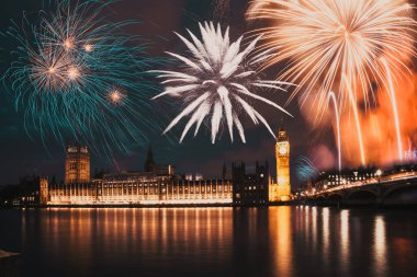 Patlayıcı havai fişek gökyüzüne Big Ben etrafında doldurur. New Year's Eve kutlama arka plan