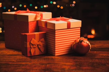 kırmızı hediye kutuları Noel hediyeleri