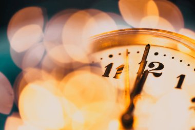 Yılbaşı gece yarısı - saat saat on iki yönünde holiday lights ile