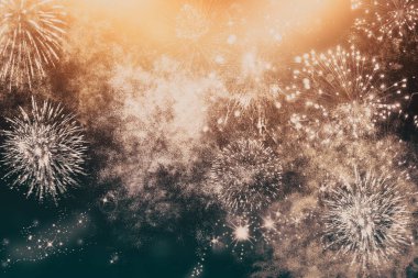 Yeni yılda havai fişekler ve kopyalama alanı - soyut tatil arkaplanı
