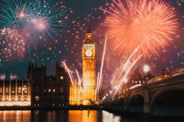 Patlayıcı havai fişek gökyüzüne Big Ben etrafında doldurur. New Year's Eve kutlama arka plan
