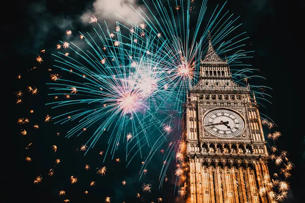 Patlayıcı havai fişek gökyüzüne Big Ben etrafında doldurur. New Year's Eve kutlama arka plan