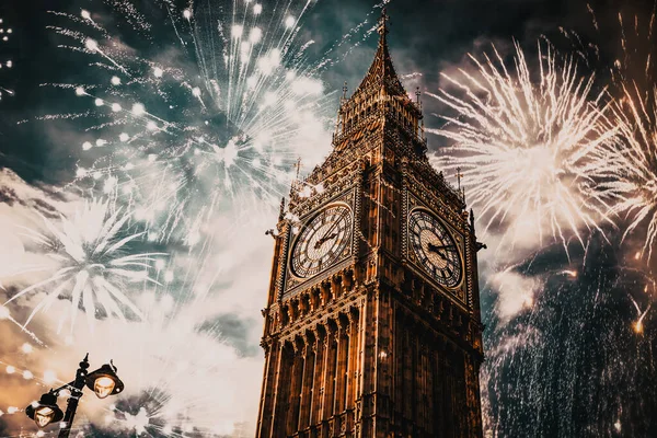 Patlayıcı havai fişek gökyüzüne Big Ben etrafında doldurur. New Year's Eve kutlama arka plan