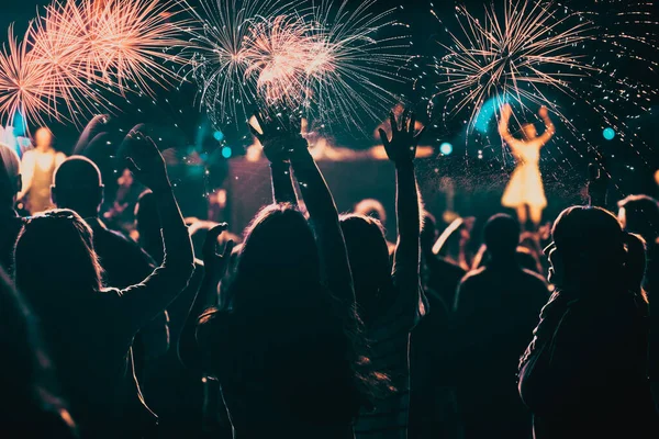 tezahürat kalabalık ve havai fişek - yeni yıl kutlama kavramı