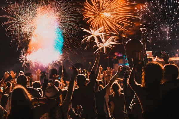 Juichende Menigte Vuurwerk Nieuwjaar Viering Concept — Stockfoto