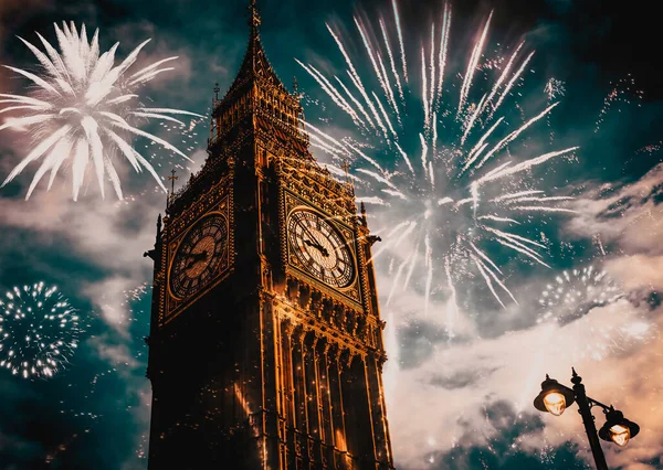 Patlayıcı havai fişek gökyüzüne Big Ben etrafında doldurur. New Year's Eve kutlama arka plan
