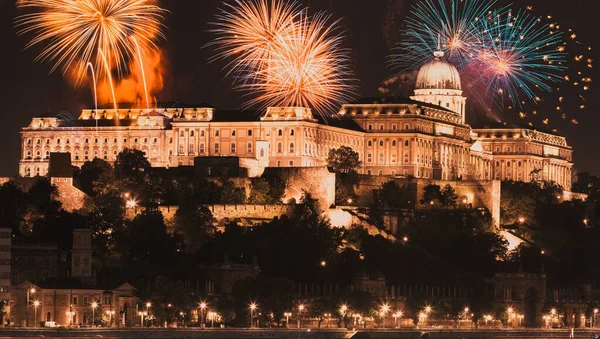 市花火でブダペスト国会議事堂での新年 — ストック写真