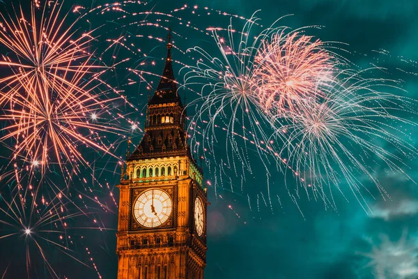 Patlayıcı havai fişek gökyüzüne Big Ben etrafında doldurur. New Year's Eve kutlama arka plan