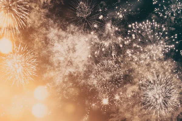 Yeni yılda havai fişekler ve kopyalama alanı - soyut tatil arkaplanı