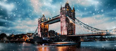 Londra 'daki Tower Bridge kışında şiddetli kar yağışı var.