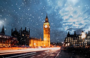 Londra 'da Big Ben kışında kar yağışı