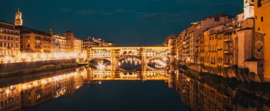 Ponte Vecchio Akşamları Arno nehri üzerinde, Floransa, İtalya