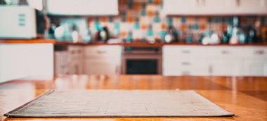 Mutfağın içi bulanık. Masada peçete var.