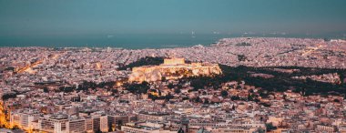 Lycabettus Hill, şehrin en yüksek noktasında görüldü Akropolis ile erken sabah Atina Cityscape
