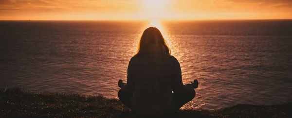 Schöne Frau Macht Yoga Meer Bei Sonnenuntergang Yoga Achtsamkeit Psychische — Stockfoto