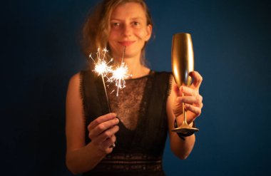 Parıldayan bir kadın Mutlu yıllar