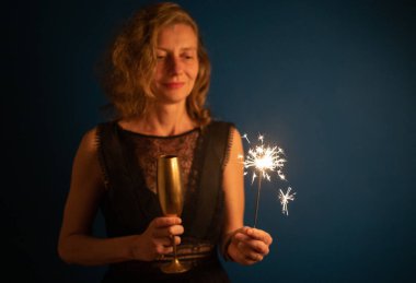 Parıldayan bir kadın Mutlu yıllar