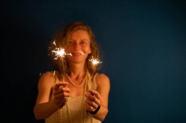 Parıldayan bir kadın Mutlu yıllar