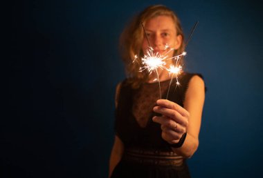 Parıldayan bir kadın Mutlu yıllar