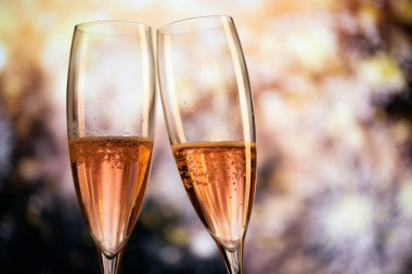 İki şampanya kadehi ve neşeli ışık yeni yılınız kutlu olsun.