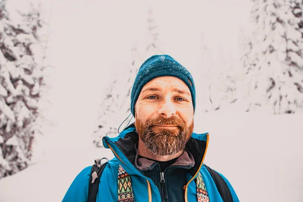 Trekking Uomo Nel Paesaggio Montano Innevato — Foto Stock