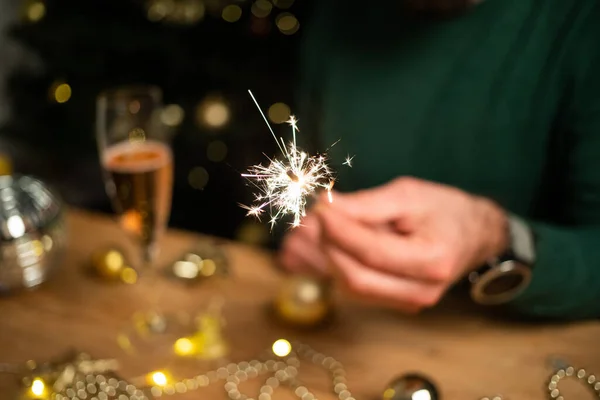 Mann Mit Sekt Und Champagnerglas Bei Neujahrsparty — Stockfoto