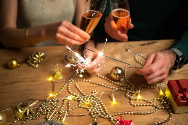 Glückliches Paar Mit Sekt Und Champagnergläsern Neujahrsparty — Stockfoto