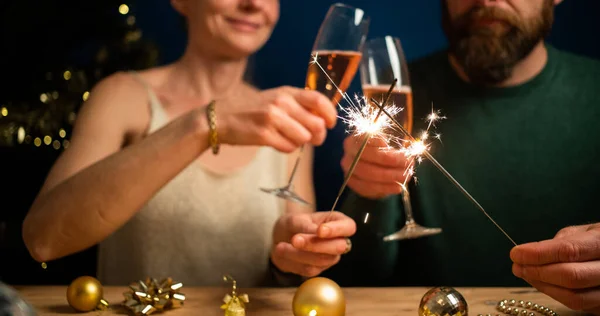 Glada Par Med Glitter Och Champagneglas Nyårsfest — Stockfoto