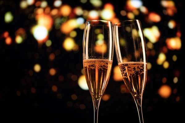 Due Bicchieri Champagne Luce Festiva Felice Anno Nuovo — Foto Stock