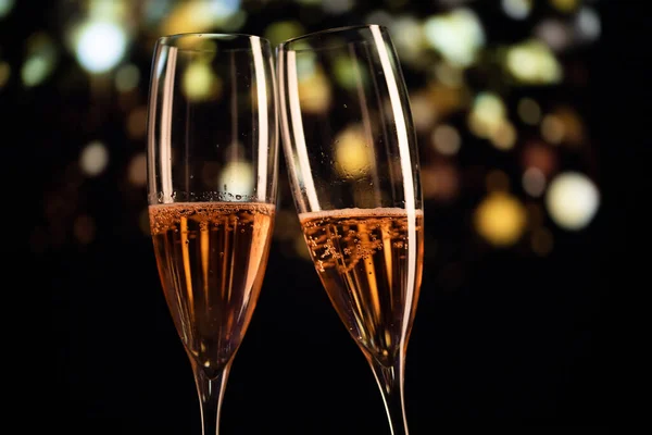 Due Bicchieri Champagne Luce Festiva Felice Anno Nuovo — Foto Stock