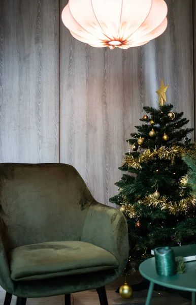 Koyu yeşil oda Noel 'de, ağaç sandalyeli marshmallow masasında sarı bardakta içecek. 