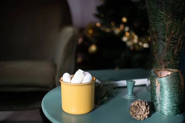 Quarto Verde Escuro Natal Com Árvore Cadeira Marshmallow Bebida Caneca — Fotografia de Stock