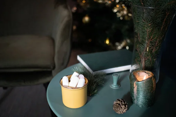Camera Verde Scuro Natale Con Sedia Albero Bevanda Marshmallow Tazza — Foto Stock