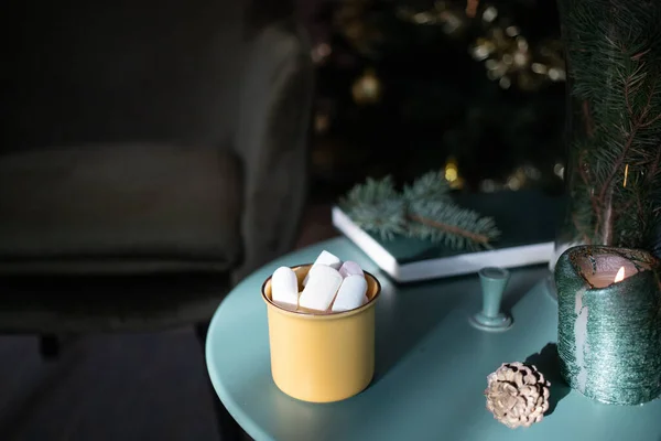 Quarto Verde Escuro Natal Com Árvore Cadeira Marshmallow Bebida Caneca — Fotografia de Stock