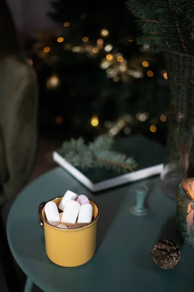 Quarto Verde Escuro Natal Com Árvore Cadeira Marshmallow Bebida Caneca — Fotografia de Stock