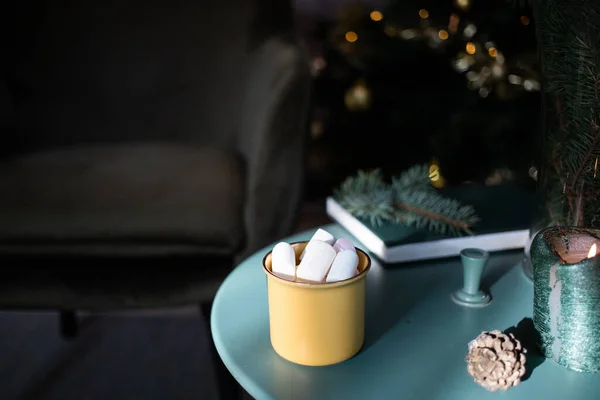 Camera Verde Scuro Natale Con Sedia Albero Bevanda Marshmallow Tazza — Foto Stock