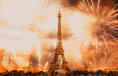Paris 'te yeni yıl Eyfel Kulesi' nin etrafında havai fişekler