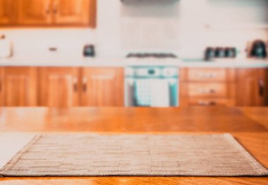 Mutfak içi ve masa arkaplanı bulanık